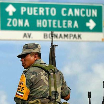 Un soldado mexicano patrulla una calle de Cancún ayer, antes de la llegada del huracán Dean.
