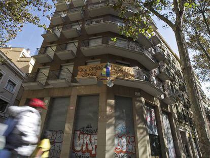 El edificio okupado en el 12 de la ronda Sant Pau de Barcelona