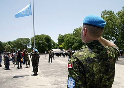 <i>Cascos azules</i> canadienses participan en un relevo de mando con los <i>marines,</i> en Puerto Príncipe.