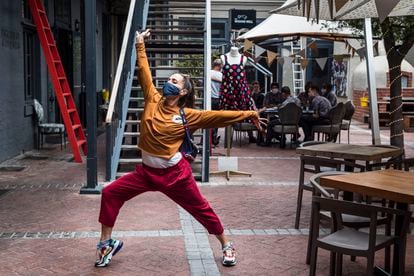 Natalie es una bailarina de danza contemporánea de Ciudad del Cabo, Sudáfrica. Afirma que la pandemia ha afectado enormemente a su economía, pues lleva meses sin empleo por culpa del confinamiento. Pincha en la imagen para ver la fotogalería.