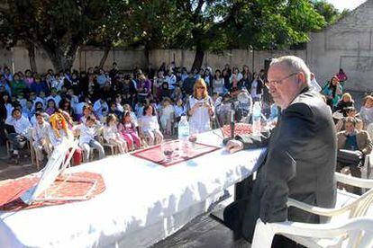 Fernando Savater, con los alumnos de la Escuela Once en el barrio de Villa Ballester.