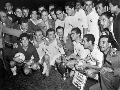 Los jugadores del Real Madrid agrupados junto a la primera Copa de Europa que ganaron, también en París, en el Parque de los Príncipes.