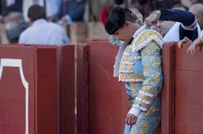 El mozo de espadas refresca con un poco de agua a José María Manzanares.