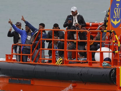 Un buque de Salvamento Marítimo llega a Canarias con 34 personas rescatadas.