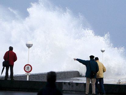 Las olas golpean esta mañana la playa Donostiarra de Zurriola.