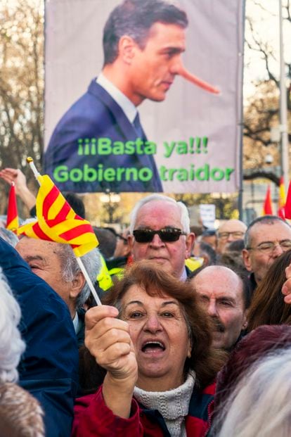 El PP ha estado representado en la protesta por varios miembros del equipo de Alberto Núñez Feijóo: el vicesecretario de Coordinación Autonómica y Local, Pedro Rollán, el vicesecretario de Organización, Miguel Tellado, y la portavoz del PP en el Parlamento Europeo, Dolors Montserrat. Tellado ha justificado la ausencia de Feijóo alegando que el protagonismo del acto correspondía a la sociedad civil. Su asistencia, y la de otros cargos del partido, en tanto, respondía a la necesidad de decirle al Gobierno que deje de “poner las instituciones al servicio de quienes no creen en el Estado y del populismo de extrema izquierda”.