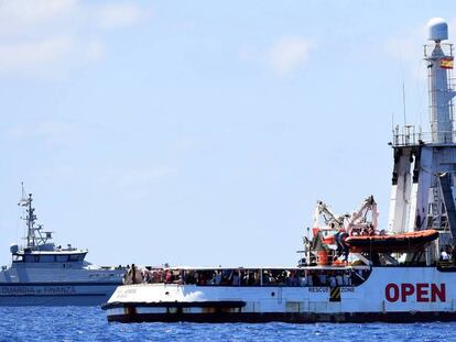 Un barco policial patrulla cerca del Open Arms junto a la isla de Lampedusa, este jueves./ Vídeo: Declaraciones de Tove Ernst y Vanessa Mock, portavoces comunitarias de la UE.