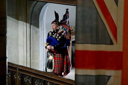 Paul Burns, del Regimiento Real de Escocia, interpretaba la pieza tradicional 'Sleep, Dearie, Sleep', durante el funeral de Isabel II.  