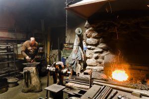 “El hierro es el metal más dulce que hay, si lo calientas suficiente, harás con él lo que quieras; el cobre no lo dominas”, cuenta Ricardo García (61 años) junto a la fragua. García pelea con todas sus fuerzas para mantener abierta su herrería en Alameda del Valle (250 habitantes, a 91 kilómetros al noroeste de Madrid), que heredó de su padre y que sabe que cerrará en cuanto él se jubile.