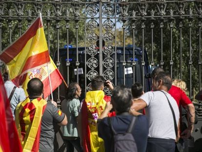 Ciudadanos frente al Parlament en la manifestaci&oacute;n a favor de la unidad de Espa&ntilde;a. 