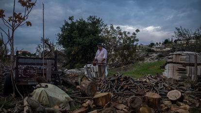 Sayed Sanki, 54 años, corta leña para poder calentar su casa, el pasado noviembre en Mayfouk, en el norte de Líbano.
