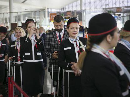 Part de la tripulació del primer vol de Norwegian Airlines entre Barcelona i Los Angeles.