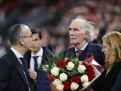 El exfutbolista del Athletic José Ángel Iribar participa en el homenaje a 'Txetxu' Rojo, fallecido el pasado mes de diciembre.
