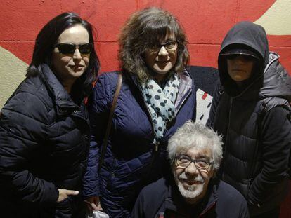 Desde la izquierda, María Jato, Esperanza Zuya, Julieta (nombre ficticio) y Pedro Pablo, afectados por la cirugía refractiva. 