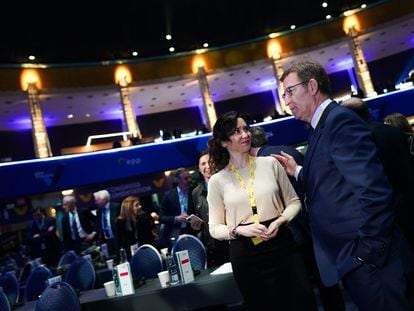 Isabel Díaz Ayuso y Alberto Núñez Feijóo, en el congreso del PP Europeo, esta mañana en Bucarest.