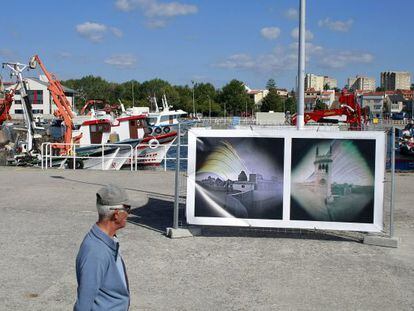 Dos de las solarigraf&iacute;as de Diego L&oacute;pez Calv&iacute;n, a la vista del p&uacute;blico en el puerto de Vilaxo&aacute;n.