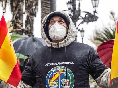Un hombre participa en la concentración convocada en Valencia.