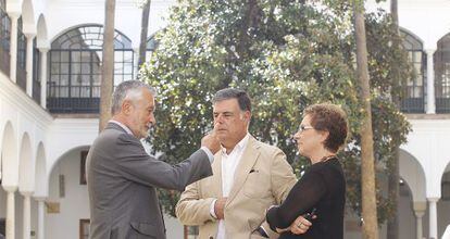 José Antonio Griñán conversa ayer en el Parlamento con José Antonio Viera y Carmen Martínez Aguayo.