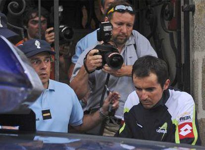 Beltrán sube al coche de policía