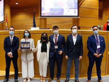 Manuel Ruiz de Lara, magistrado del Juzgado mercantil nº 11 de Madrid; el equipo ganador, Andrea Zurera, Silvia Escaño y Rubén Martín; Rafael Hernando, vicepresidente tercero de la Mesa del Senado; y Héctor Kaparos, vicepresidente de la Fundación Española de Debate Jurídico