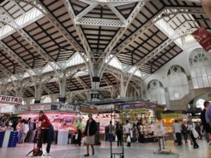 Interior del Mercado Central de Valencia y su cúpula, ayer.