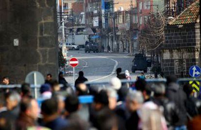Ciudadanos de Diyarbakir, ante una de las barreras de seguridad en el distrito de Sur.  
