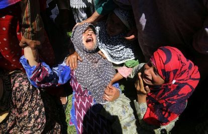 La hermana del fallecido Toussef Ahmad Wani llora durante su funeral en la localidad cachemira de Pulwama (India). Wani murió durante unos disturbios entre manifestantes y fuerzas gubernamentales.