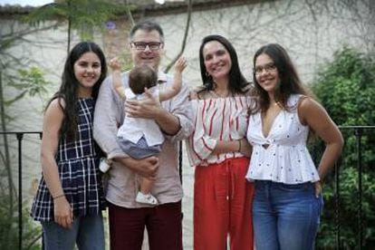 La familia Guzmán Atienda, con el bebé que tienen en acogida.