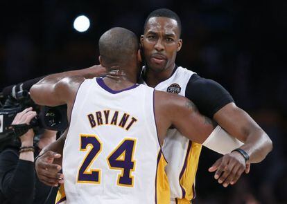Kobe Bryant y Howard se felicitan tras una jugada.
