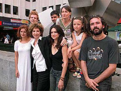 Los directores, Teresa de Pelegrí y Dominic Harari, acompañados de los actores y actrices de <i>Seres queridos.</i>