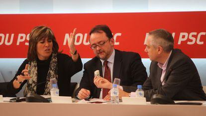 De izquierda a derecha, N&uacute;ria Mar&iacute;n, alcaldesa de L&#039;Hospitalet de Llobregat, Daniel Fern&aacute;ndez, y Pere Navarro.