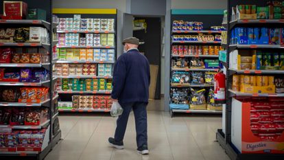 Un cliente hace la compra en un supermercado de Madrid, el pasado abril.