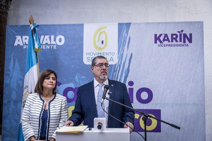 Arévalo y Karin Herrera en la conferencia de prensa en que denunció un "golpe de Estado en curso", este viernes.