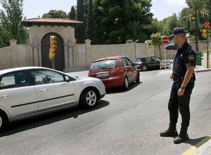 Un policía vigila el Palacio de Marivent, en Palma de Mallorca, donde los Reyes pasan las vacaciones.