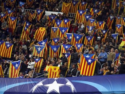 Aficionats del Barça mostren estelades en un partit del curs passat.