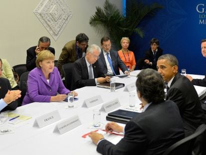 De derecha a izquierda: Hollande, Merkel, Monti y Rajoy frente a Cameron, Van Rompuy, Obama y Barroso.