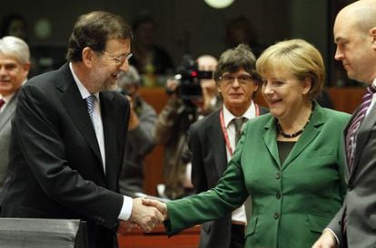 Mariano Rajoy saluda a Angela Merkel en una reuni&oacute;n en octubre pasado.