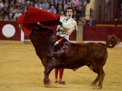 Alejandro Talavante da un pase con la muleta al primero de su lote.