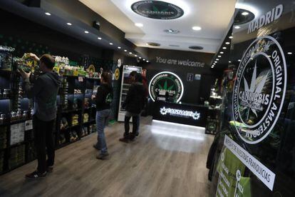Interior de la Cannabis Store Amsterdam, tienda en el centro de Madrid dedicada a la venta de productos no psicoactivos relacionados con la marihuana. 