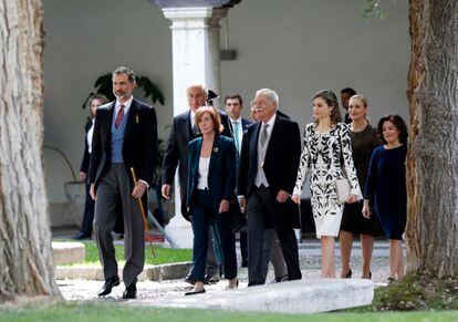 Eduardo Mendoza, los Reyes y algunas personalidades del Gobierno tras la entrega del premio.