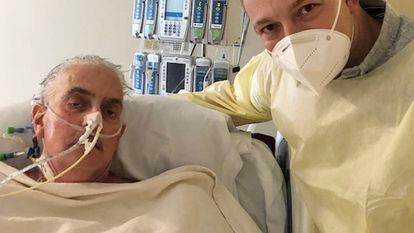 David Bennett posaba para una foto junto a su hijo el 12 de enero, cinco días después de recibir un corazón de cerdo, en el Centro Médico de la Universidad de Maryland, en Baltimore (EE UU).