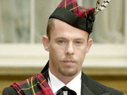 Alexander McQueen, cuando recibi&oacute; la orden del imperio brit&aacute;nico en 2003. 