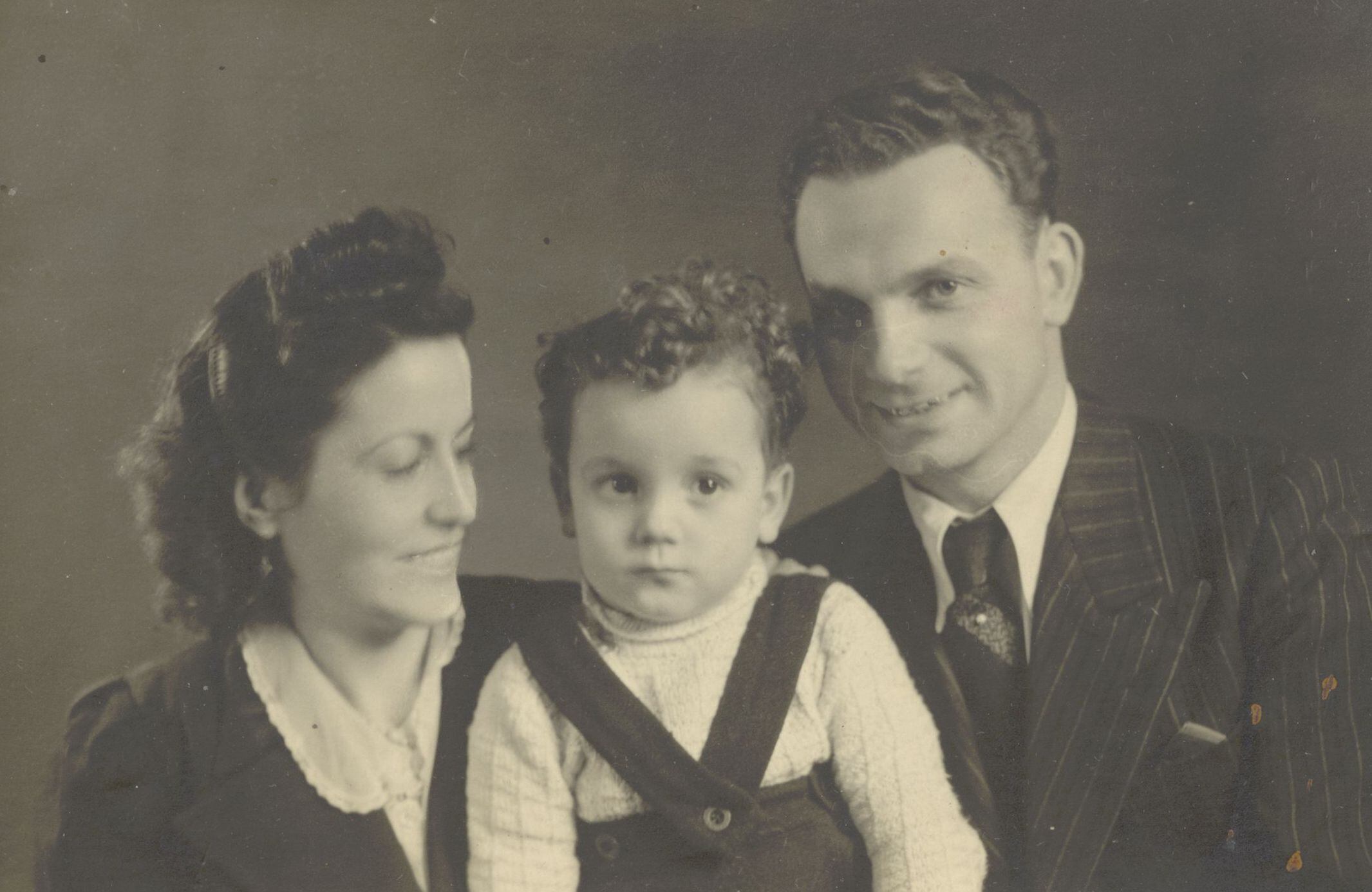 Foto de la pareja nupcial con su hijo Edouard, 18 de marzo de 1944. Rudolf Friemel Estate.