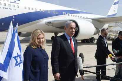 Benjamin Netanyahu y su esposa Sarah, en el aeropuerto de Tel Aviv este domingo 1 de marzo. 
