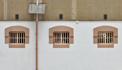 Presos darrere de les seves cel·les a la presó Model de Barcelona.