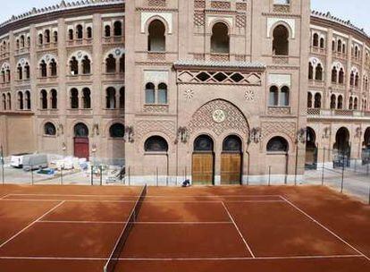Una de las dos pistas de entrenamiento para la Copa Davis, construida en el exterior de Las Ventas, ya está lista para recibir a los tenistas.