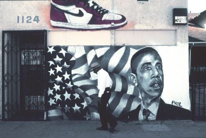El retrato de Obama dibujado en la fachada de una tienda abandonada en un barrio humilde de Los Ángeles (California). La bandera estadounidense flanquea el hombro derecho del presidente.