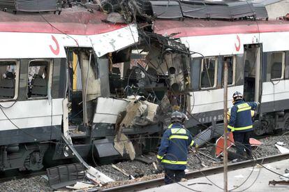 Bomberos junto a uno de los trenes atacados con bombas en Madrid el 11 de marzo de 2004.