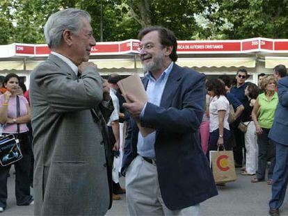 Mario Vargas Llosa, a la izquierda, conversa con Juan Luis Cebrián, ayer en la Feria del Libro.