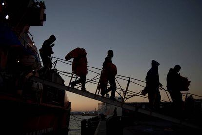 Migrantes rescatados en el mar esperan para ser transferidos al puerto de Algeciras